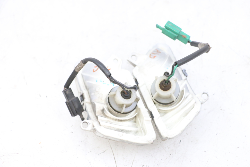 photo de KIERUNKOWSKAZ PRZEDNI YAMAHA XMAX X-MAX 125 (2006 - 2009) - Inny kąt widzenia