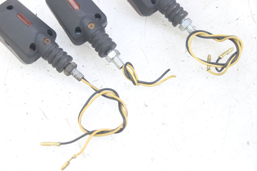 photo de KIERUNKOWSKAZ PRZEDNI YAMAHA XJN DIVERSION 600 (2000 - 2003) - Szczegół części