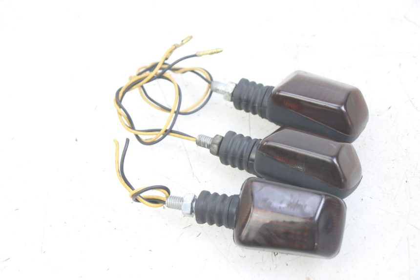 photo de KIERUNKOWSKAZ PRZEDNI YAMAHA XJN DIVERSION 600 (2000 - 2003) - Zbliżenie techniczne