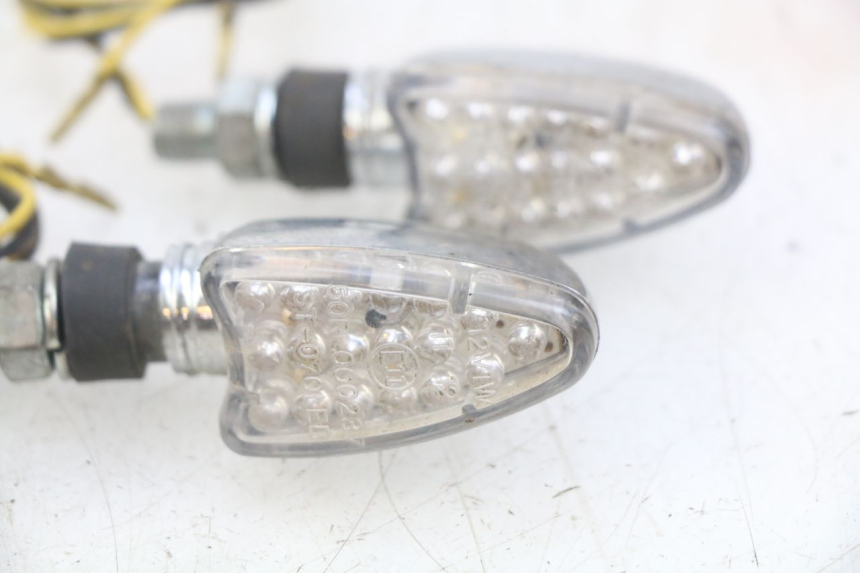 photo de KIERUNKOWSKAZ PRZEDNI KAWASAKI ZEPHYR 1100 ( - 1995) - Szczegóły charakterystyczne