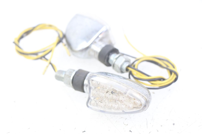 photo de KIERUNKOWSKAZ PRZEDNI KAWASAKI ZEPHYR 1100 ( - 1995) - Inny kąt widzenia