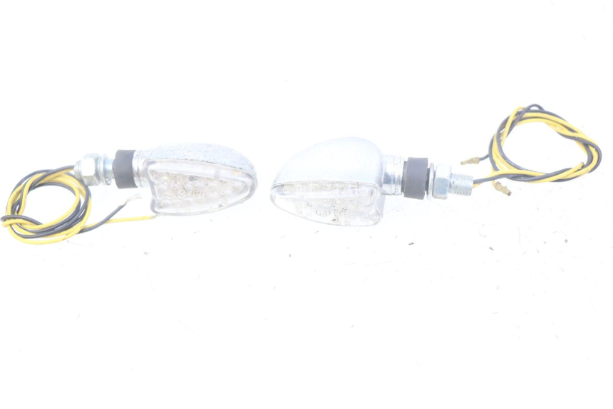 photo de KIERUNKOWSKAZ PRZEDNI KAWASAKI ZEPHYR 1100 ( - 1995) - Oznaczenia i referencje