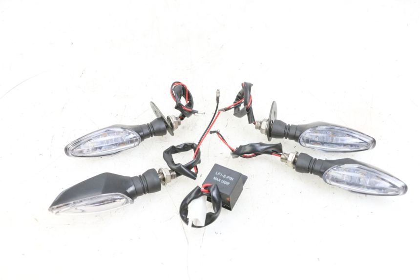 photo de KIERUNKOWSKAZ PRZEDNI KAWASAKI ZR 7 750 (1999 - 2004) - Widok główny