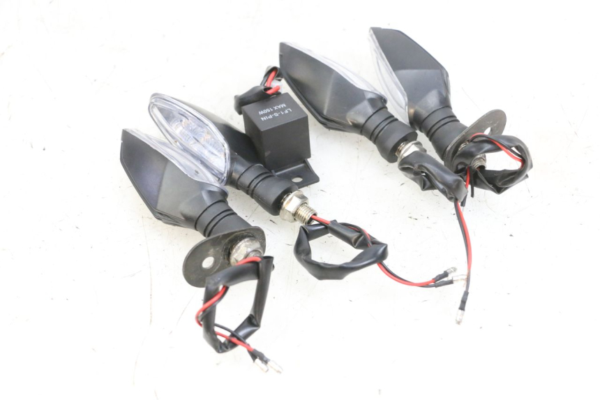 photo de KIERUNKOWSKAZ PRZEDNI KAWASAKI ZR 7 750 (1999 - 2004) - Szczegół części