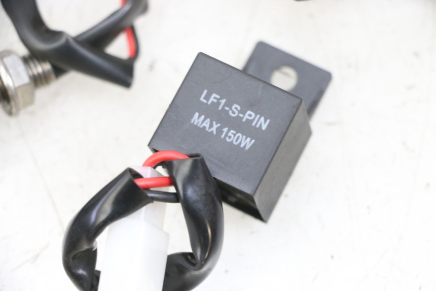 photo de KIERUNKOWSKAZ PRZEDNI KAWASAKI ZR 7 750 (1999 - 2004) - Szczegóły charakterystyczne