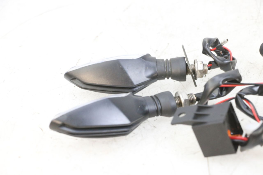 photo de KIERUNKOWSKAZ PRZEDNI KAWASAKI ZR 7 750 (1999 - 2004) - Widok ogólny