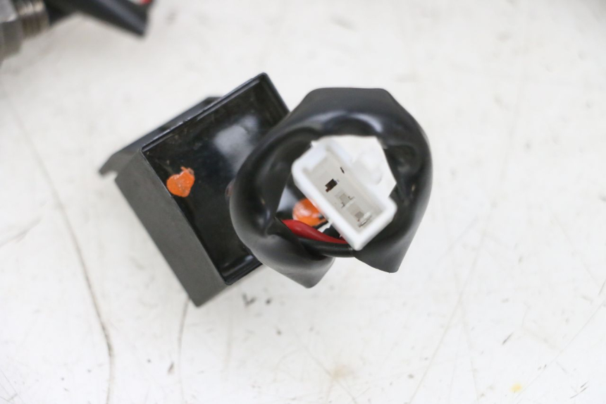 photo de KIERUNKOWSKAZ PRZEDNI KAWASAKI ZR 7 750 (1999 - 2004) - Część sprawdzona