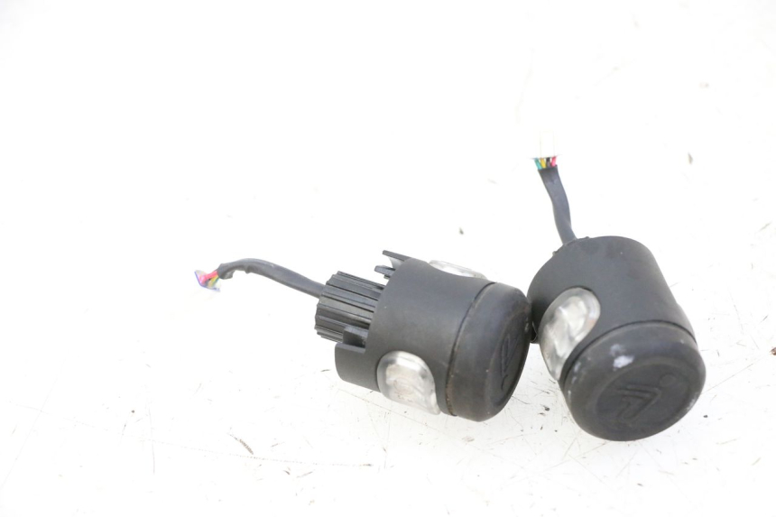 photo de KIERUNKOWSKAZ PRZEDNI SEGWAY NINEBOT ZT3 PRO 1 - Szczegół części