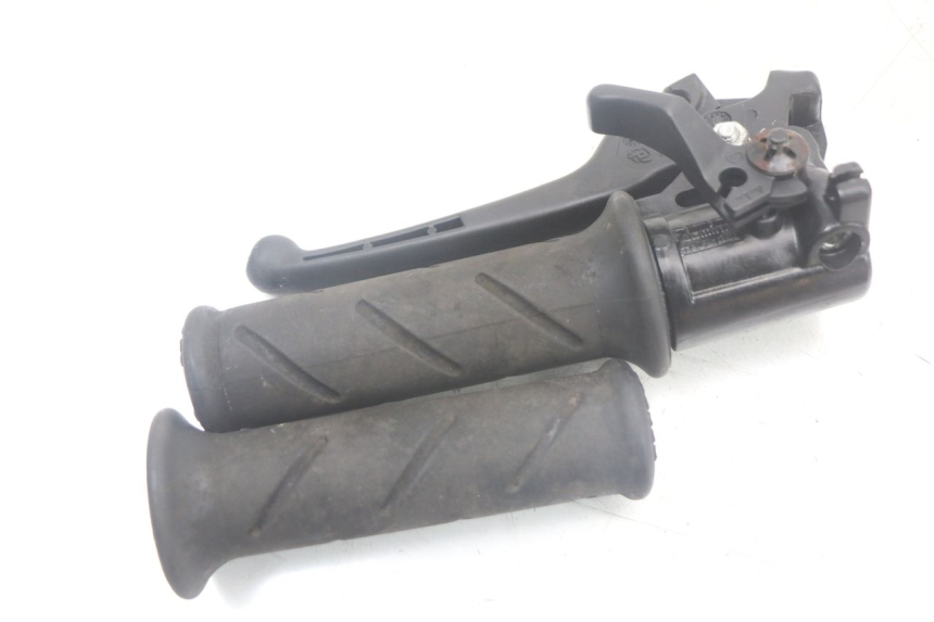 photo de DŹWIGNIA HAMULCA PRAWA PEUGEOT 103 VOGUE VS2 50 (2004 - 2017) - Inny kąt widzenia