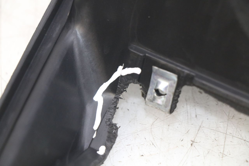 photo de KUFER POD SIEDZENIEM KYMCO AGILITY 16+ 4T 50 (2018 - 2023) - Zoom stanu zużycia