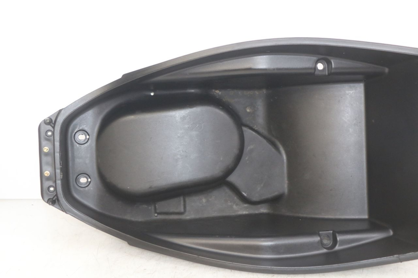 photo de KUFER POD SIEDZENIEM KYMCO AGILITY 16+ 4T 50 (2018 - 2023) - Zbliżenie techniczne