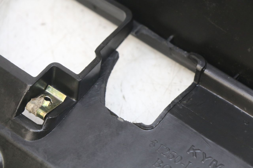 photo de KUFER POD SIEDZENIEM KYMCO AGILITY RS 4T 50 (2009 - 2013) - Zoom stanu zużycia