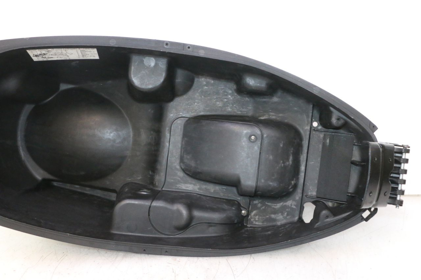 photo de SKRZYNIA SIEDZENIOWA APRILIA ATLANTIC S 125 (2010 - 2013) - Zoom stanu zużycia