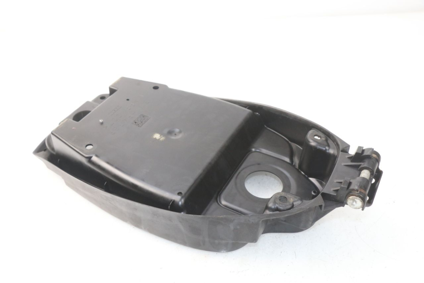 photo de KUFER POD SIEDZENIEM MBK BOOSTER SPIRIT 50 (2004 - 2017) - Szczegół części