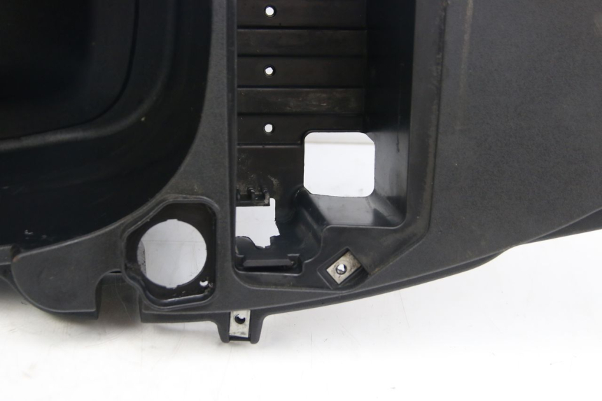 photo de KUFER POD SIEDZENIEM DERBI BOULEVARD 50 (2009 - 2006) - Widok z bliska