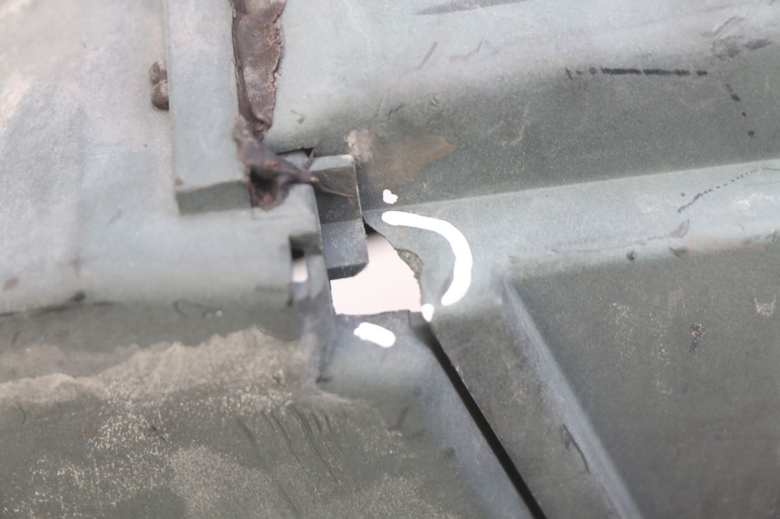 photo de KUFER POD SIEDZENIEM BMW C1 125 (2000 - 2003) - Zoom stanu zużycia