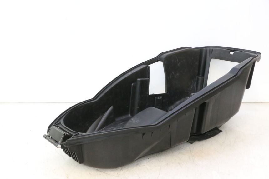 photo de KUFER POD SIEDZENIEM PEUGEOT CITYSTAR 2T 50 (2018 - 2021) - Zbliżenie techniczne