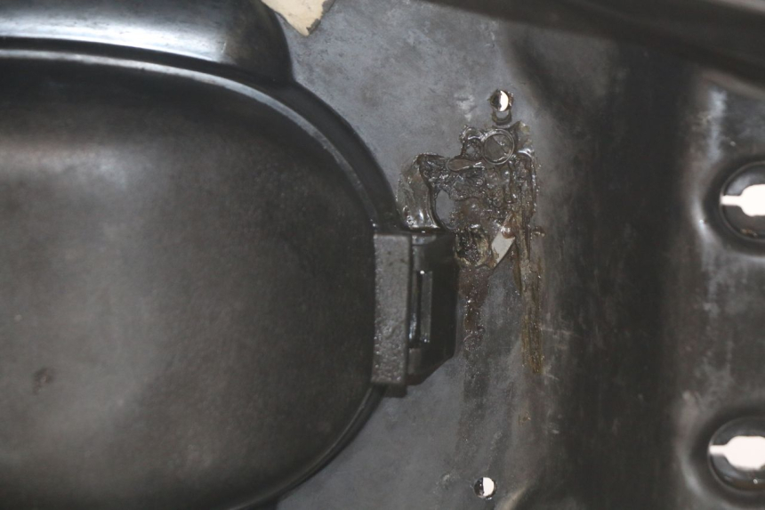 photo de KUFER POD SIEDZENIEM SYM CROX 4T 50 (2016 - 2023) - Zbliżenie techniczne