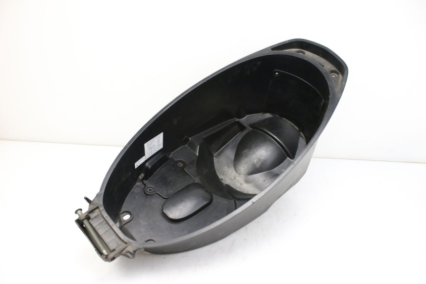 photo de KUFER POD SIEDZENIEM YAMAHA CYGNUS X INJECTION 125 (2007 - 2013) - Zbliżenie techniczne