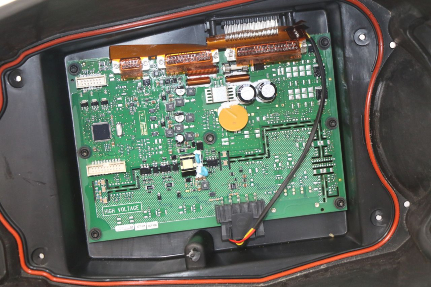 photo de KUFER POD SIEDZENIEM PEUGEOT E-VIVACITY 1 (2012 - 2018) - Szczegóły charakterystyczne