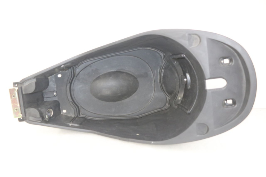 photo de KUFER POD SIEDZENIEM PEUGEOT E-VIVACITY 1 (2012 - 2018) - Stan powierzchni