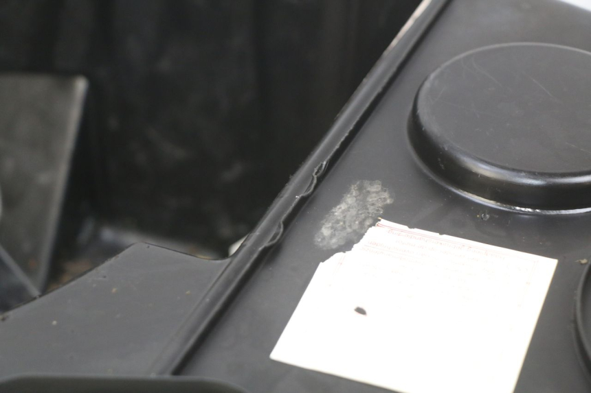 photo de KUFER POD SIEDZENIEM PEUGEOT ELYSEO 125 (1999 - 2004) - Widok ogólny