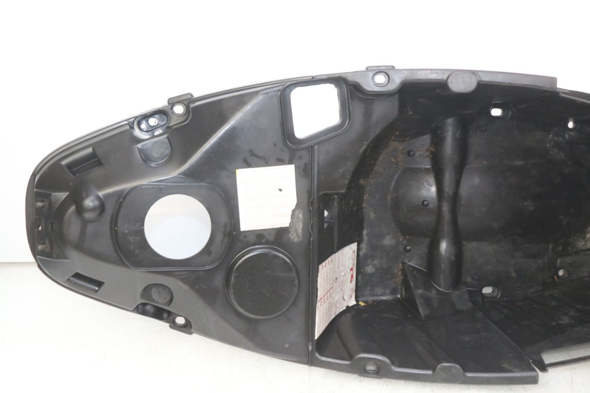 photo de KUFER POD SIEDZENIEM PEUGEOT ELYSEO 125 (1999 - 2004) - Stan powierzchni