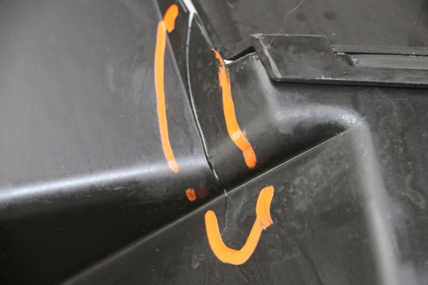 photo de KUFER POD SIEDZENIEM PEUGEOT ELYSTAR 125 (2002 - 2007) - Szczegół części