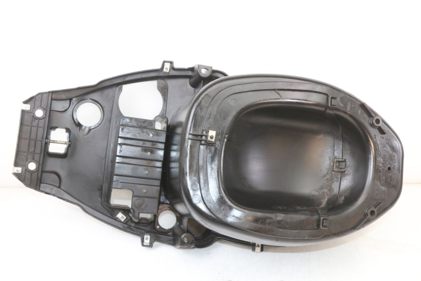 photo de KUFER POD SIEDZENIEM PIAGGIO FLY 2T 50 (2004 - 2017) - Punkty mocowania