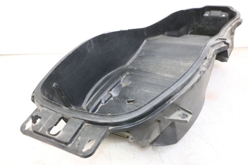 photo de KUFER POD SIEDZENIEM HONDA FORZA ABS 300 (2013 - 2017) - Zbliżenie techniczne