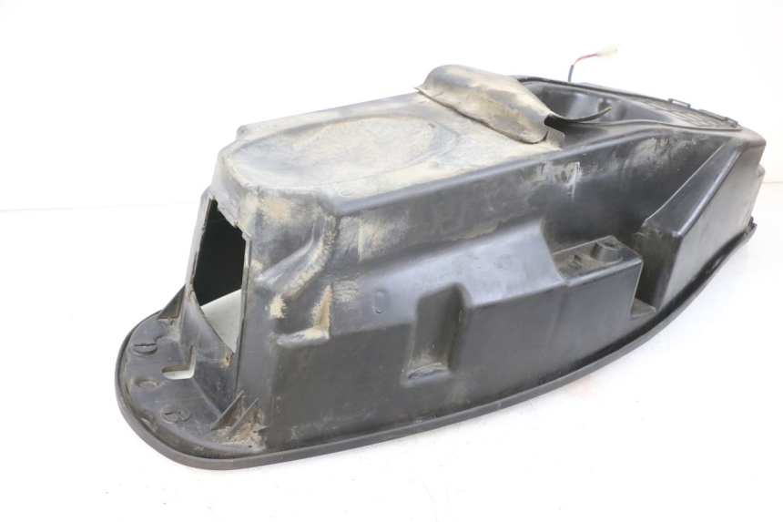 photo de KUFER POD SIEDZENIEM SYM GTS EVO 125 (2009 - 2013) - Zoom stanu zużycia