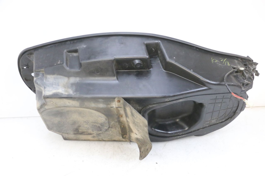 photo de KUFER POD SIEDZENIEM SYM GTS EVO 125 (2009 - 2013) - Zbliżenie techniczne