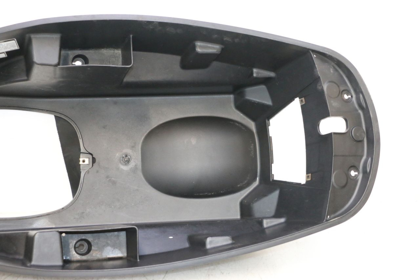 photo de KUFER POD SIEDZENIEM SYM GTS EVO 125 (2009 - 2013) - Zoom stanu zużycia