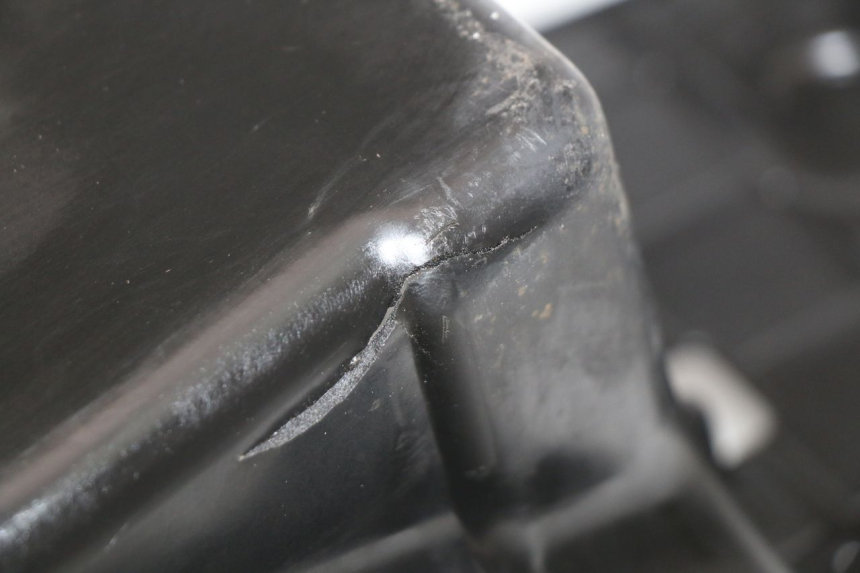 photo de KUFER POD SIEDZENIEM HONDA NES AROBASE 125 (2000 - 2003) - Stan powierzchni