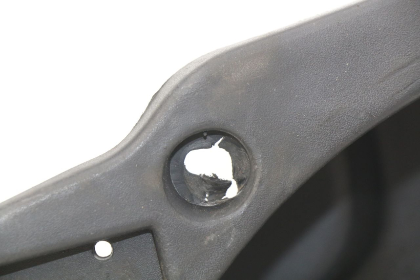 photo de KUFER POD SIEDZENIEM HAOTIAN HT125T-2 125 - Zbliżenie techniczne