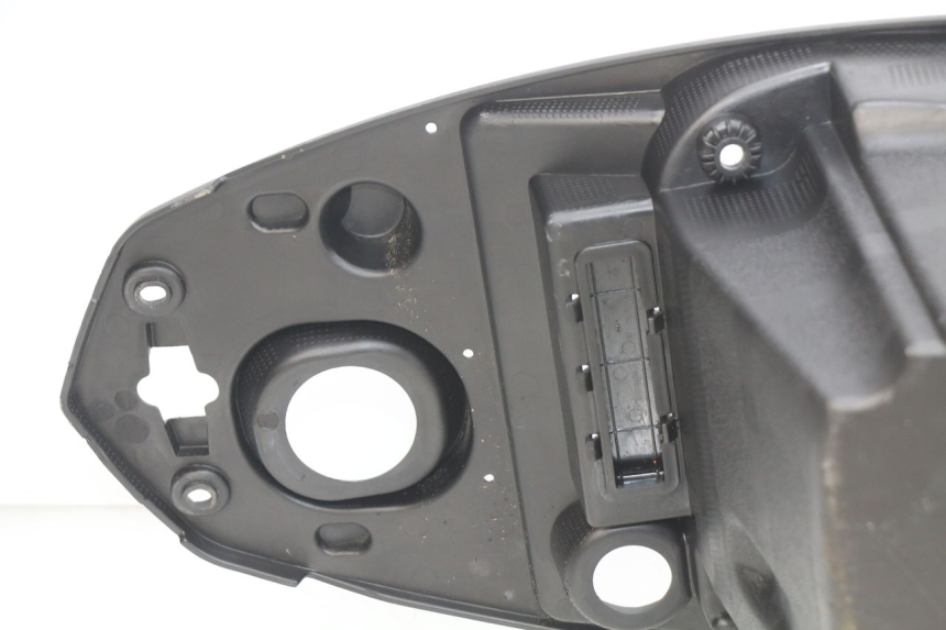 photo de KUFER POD SIEDZENIEM PEUGEOT KISBEE 2T 50 (2010 - 2017) - Zoom stanu zużycia