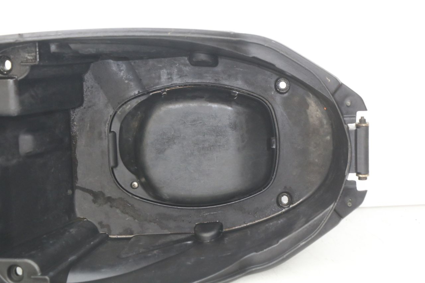 photo de KUFER POD SIEDZENIEM PEUGEOT KISBEE 2T 50 (2010 - 2017) - Stan powierzchni