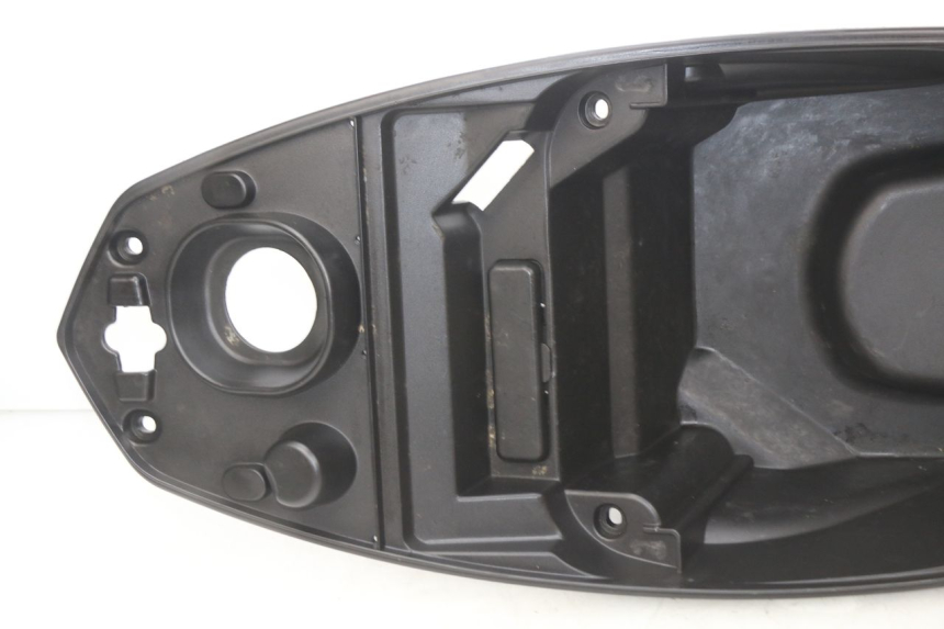 photo de KUFER POD SIEDZENIEM PEUGEOT KISBEE 4T 50 (2018 - 2022) - Zbliżenie techniczne