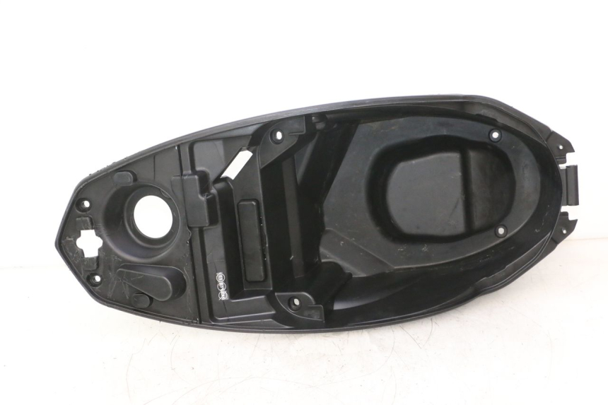 photo de KUFER SIEDZENIOWY PEUGEOT KISBEE 4T 50 (2023 - 2026) - Oznaczenia i referencje