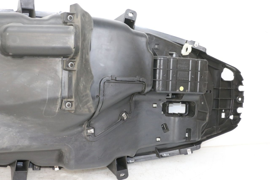 photo de KUFER POD SIEDZENIEM PIAGGIO MP3 HPE 350 (2018 - 2020) - Zoom stanu zużycia