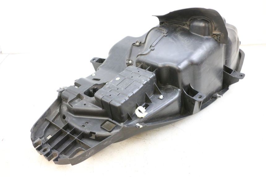 photo de KUFER POD SIEDZENIEM PIAGGIO MP3 HPE 350 (2018 - 2020) - Zoom stanu zużycia