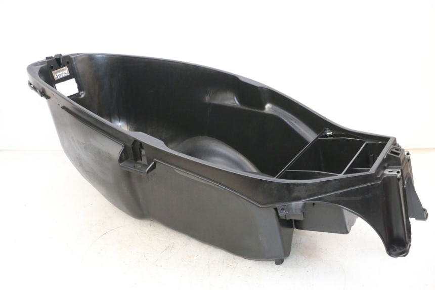 photo de KUFER POD SIEDZENIEM PIAGGIO MP3 HPE 300 (2019 - 2026) - Zbliżenie techniczne