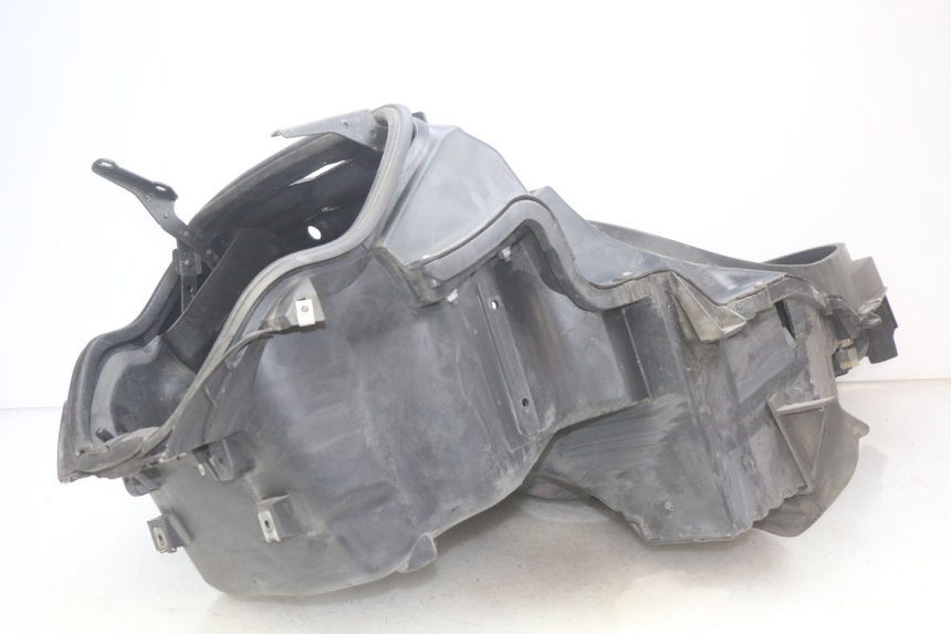 photo de KUFER POD SIEDZENIEM PIAGGIO MP3 LT 400 (2007 - 2012) - Zbliżenie techniczne