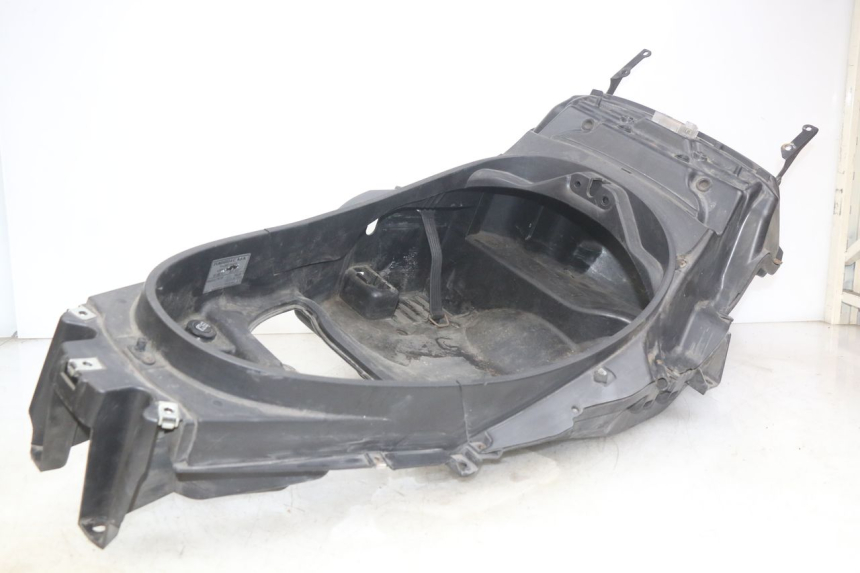 photo de KUFER POD SIEDZENIEM PIAGGIO MP3 LT 400 (2007 - 2012) - Zbliżenie techniczne