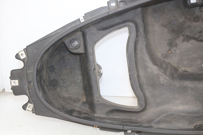 photo de KUFER POD SIEDZENIEM PIAGGIO MP3 LT 400 (2007 - 2012) - Stan powierzchni