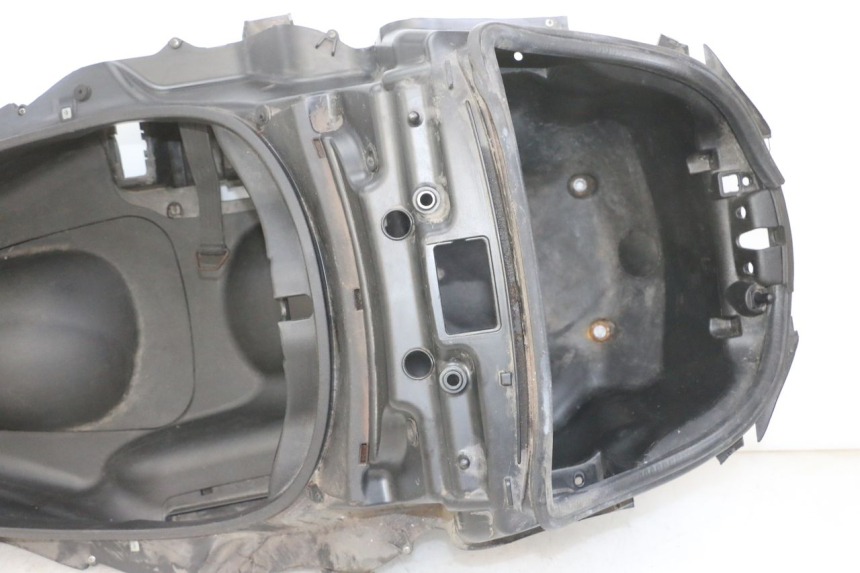 photo de KUFER POD SIEDZENIEM PIAGGIO MP3 LT 300 (2010 - 2016) - Szczegóły charakterystyczne