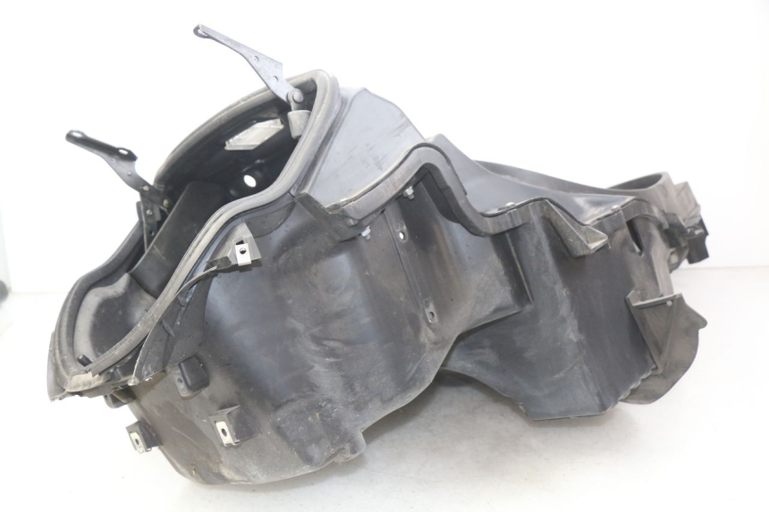 photo de KUFER POD SIEDZENIEM PIAGGIO MP3 500 (2011 - 2015) - Zoom stanu zużycia