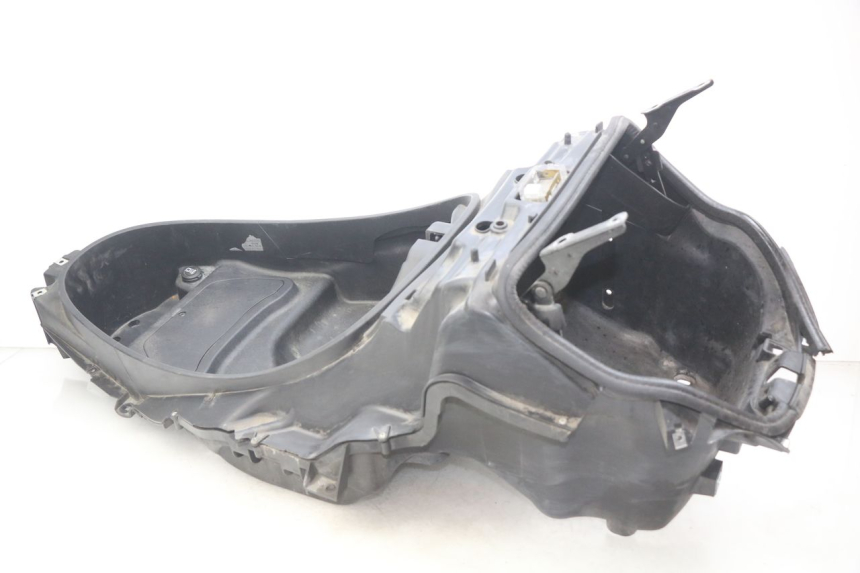 photo de KUFER POD SIEDZENIEM PIAGGIO MP3 500 (2011 - 2015) - Zbliżenie techniczne