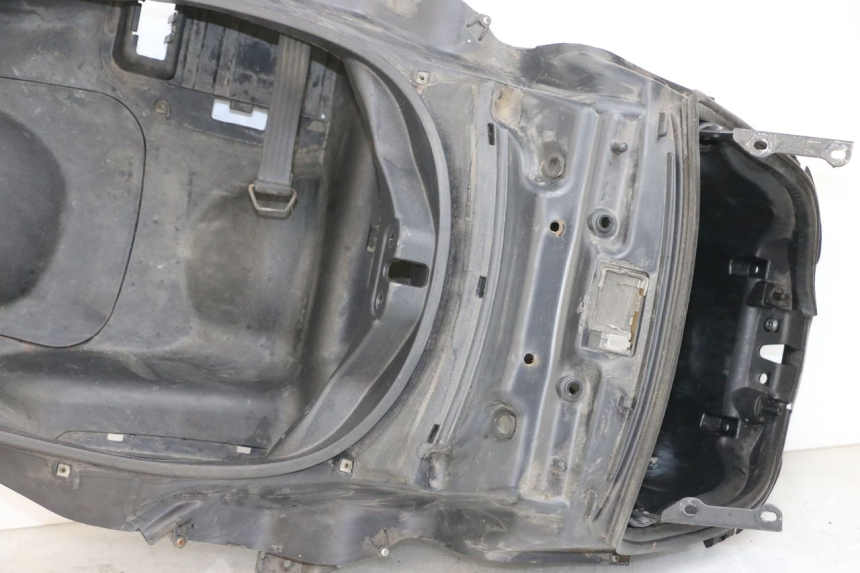 photo de KUFER POD SIEDZENIEM PIAGGIO MP3 125 (2006 - 2014) - Punkty mocowania