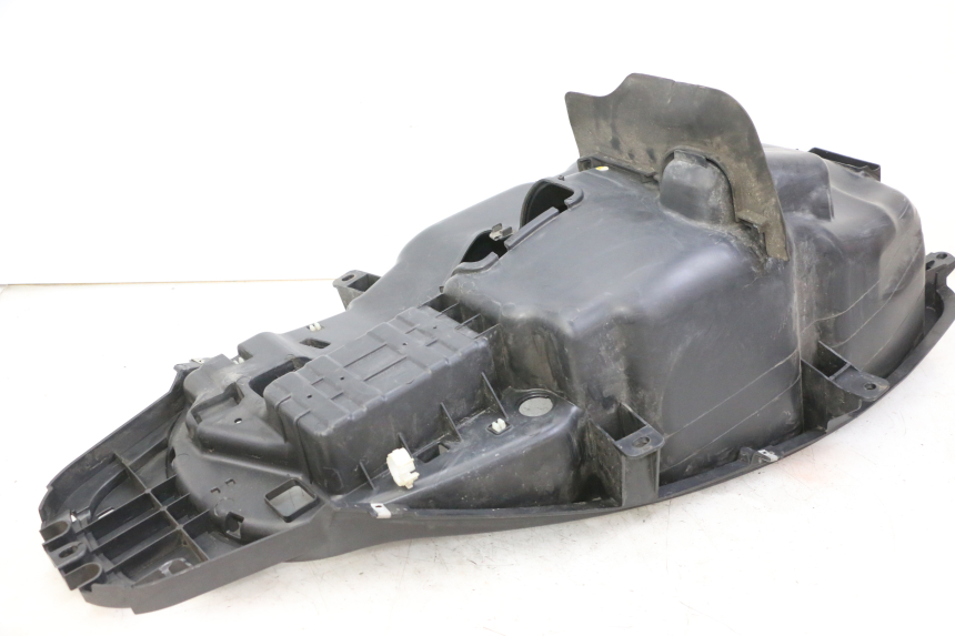 photo de KUFER POD SIEDZENIEM PIAGGIO MP3 500 (2014 - 2017) - Zbliżenie techniczne